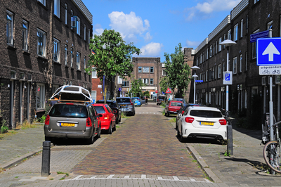 904838 Gezicht in de Soerabayastraat te Utrecht, vanaf de Van Riebeeckstraat.